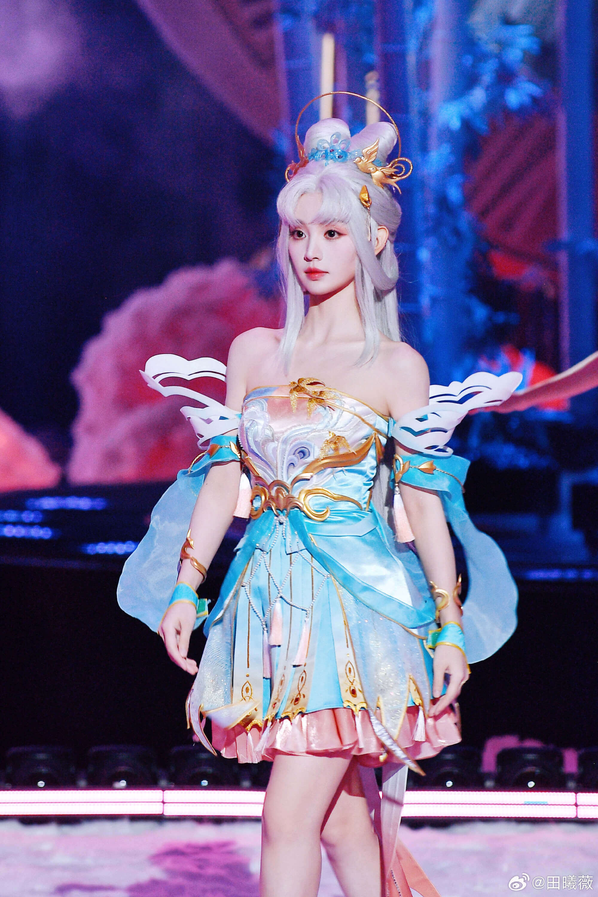 女明星集体变身峡谷仙女？田曦薇的出圈穿搭藏了3个心机！