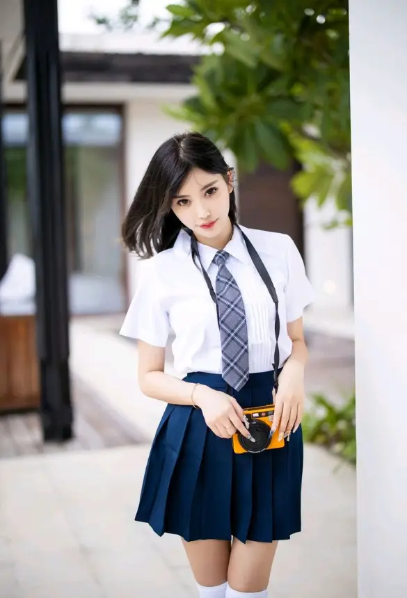 全网爆抄的「学院风天花板」出现了！杨晨晨靠3件单品杀疯热搜！