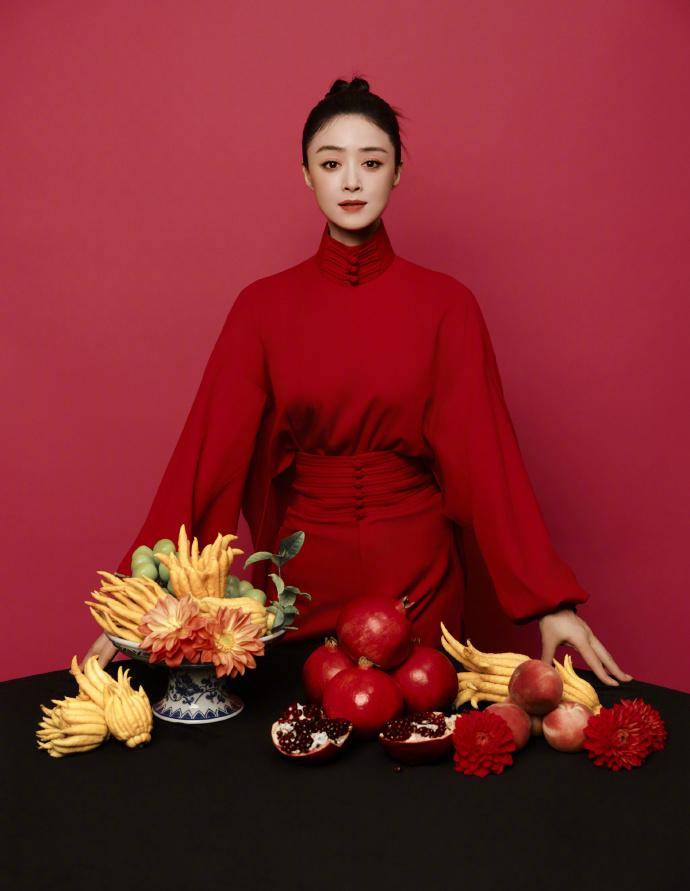 华妃蒋欣穿中式复古风红裙送上新春祝福，灵动又迷人！-1