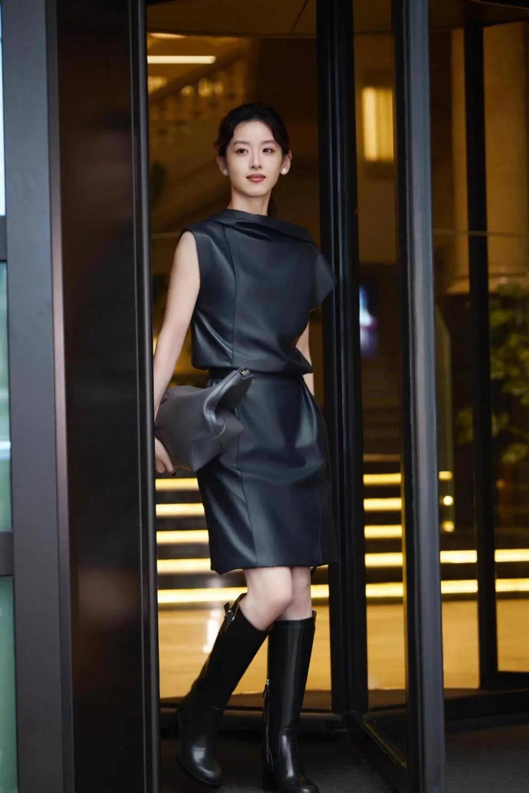 章泽天穿普通大妈针织衫配短裙，不仅不土还很时髦！-6