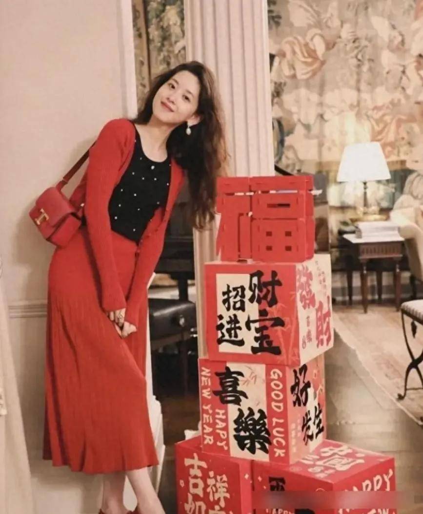 章泽天穿普通大妈针织衫配短裙，不仅不土还很时髦！-4