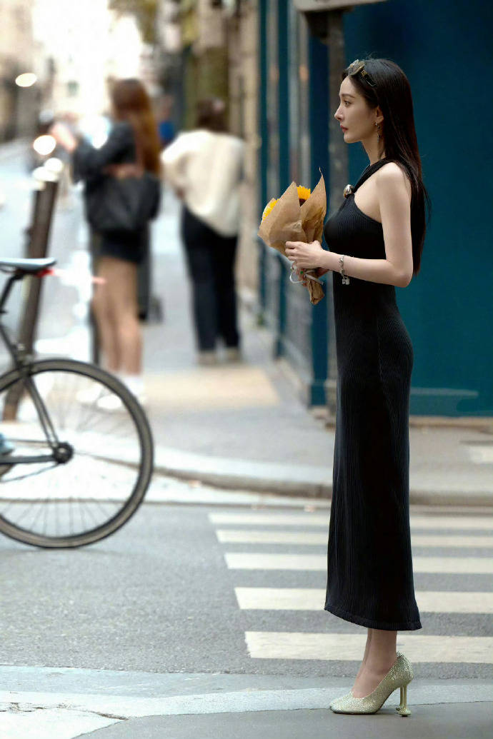 38岁杨幂身材好又会穿,一身黑色look加持,简单又性感-3 38岁杨幂身材好又会穿,一身黑色look加持,简单又性感