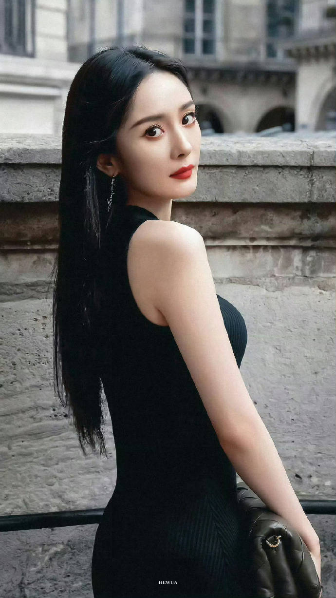 38岁杨幂身材好又会穿,一身黑色look加持,简单又性感-4 38岁杨幂身材好又会穿,一身黑色look加持,简单又性感