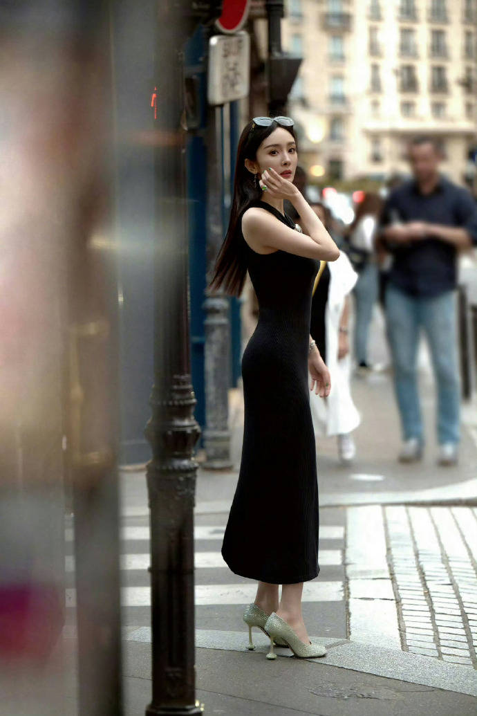 38岁杨幂身材好又会穿,一身黑色look加持,简单又性感-7 38岁杨幂身材好又会穿,一身黑色look加持,简单又性感