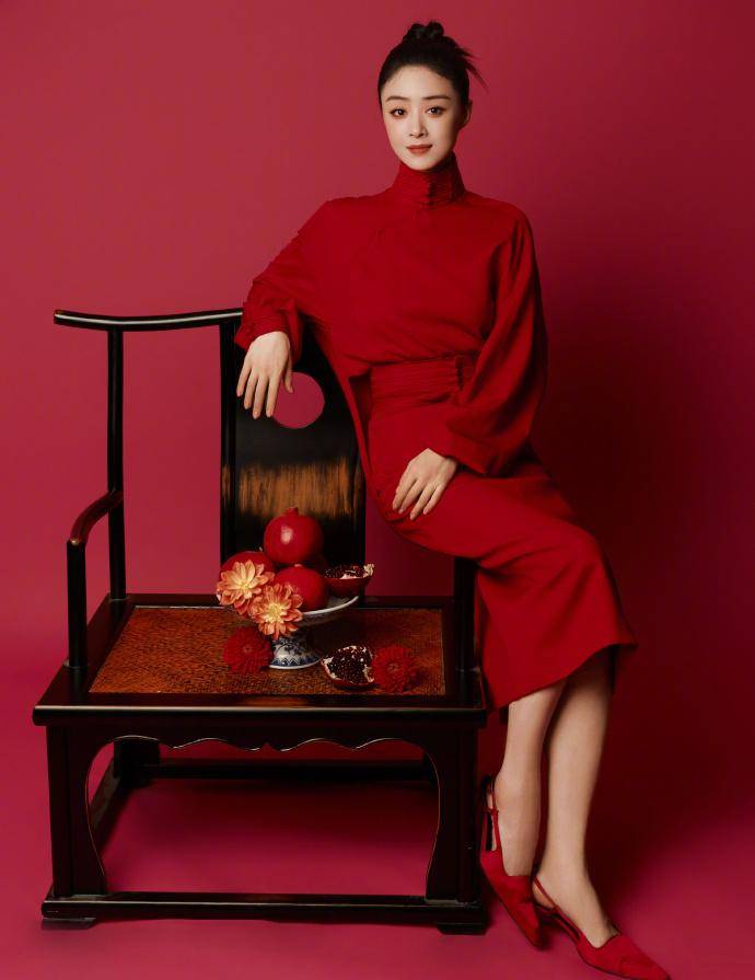 华妃蒋欣穿中式复古风红裙送上新春祝福，灵动又迷人！-6