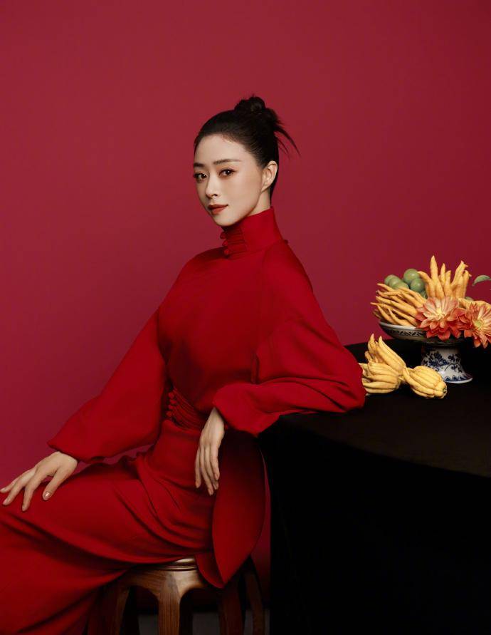 华妃蒋欣穿中式复古风红裙送上新春祝福，灵动又迷人！-2