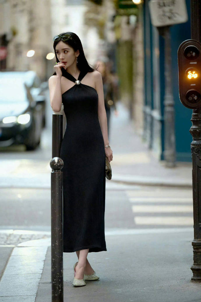 38岁杨幂身材好又会穿,一身黑色look加持,简单又性感-5 38岁杨幂身材好又会穿,一身黑色look加持,简单又性感