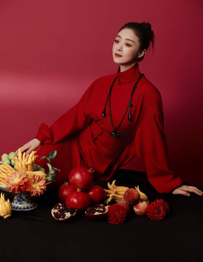 华妃蒋欣穿中式复古风红裙送上新春祝福，灵动又迷人！-3