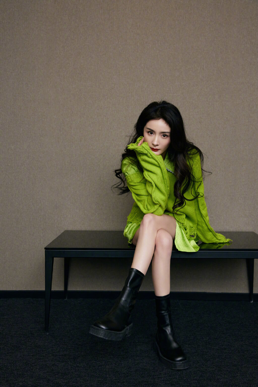 杨幂下衣失踪新玩法!荧光绿显白靠这三点