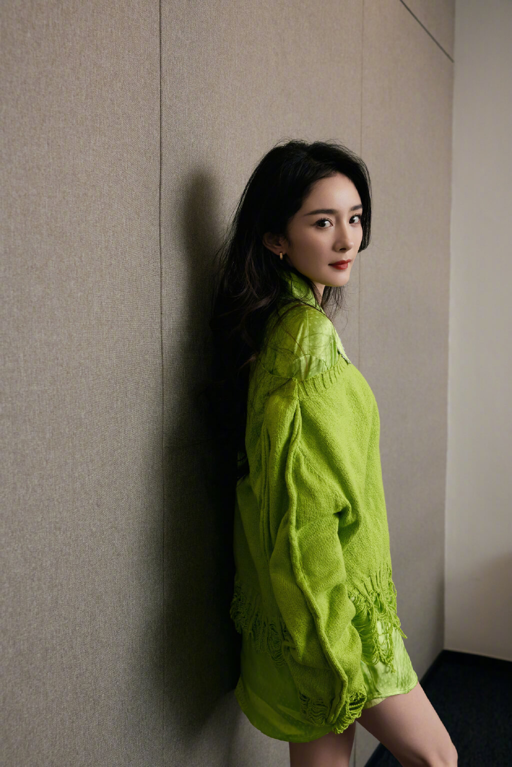 杨幂下衣失踪新玩法！荧光绿显白靠这三点