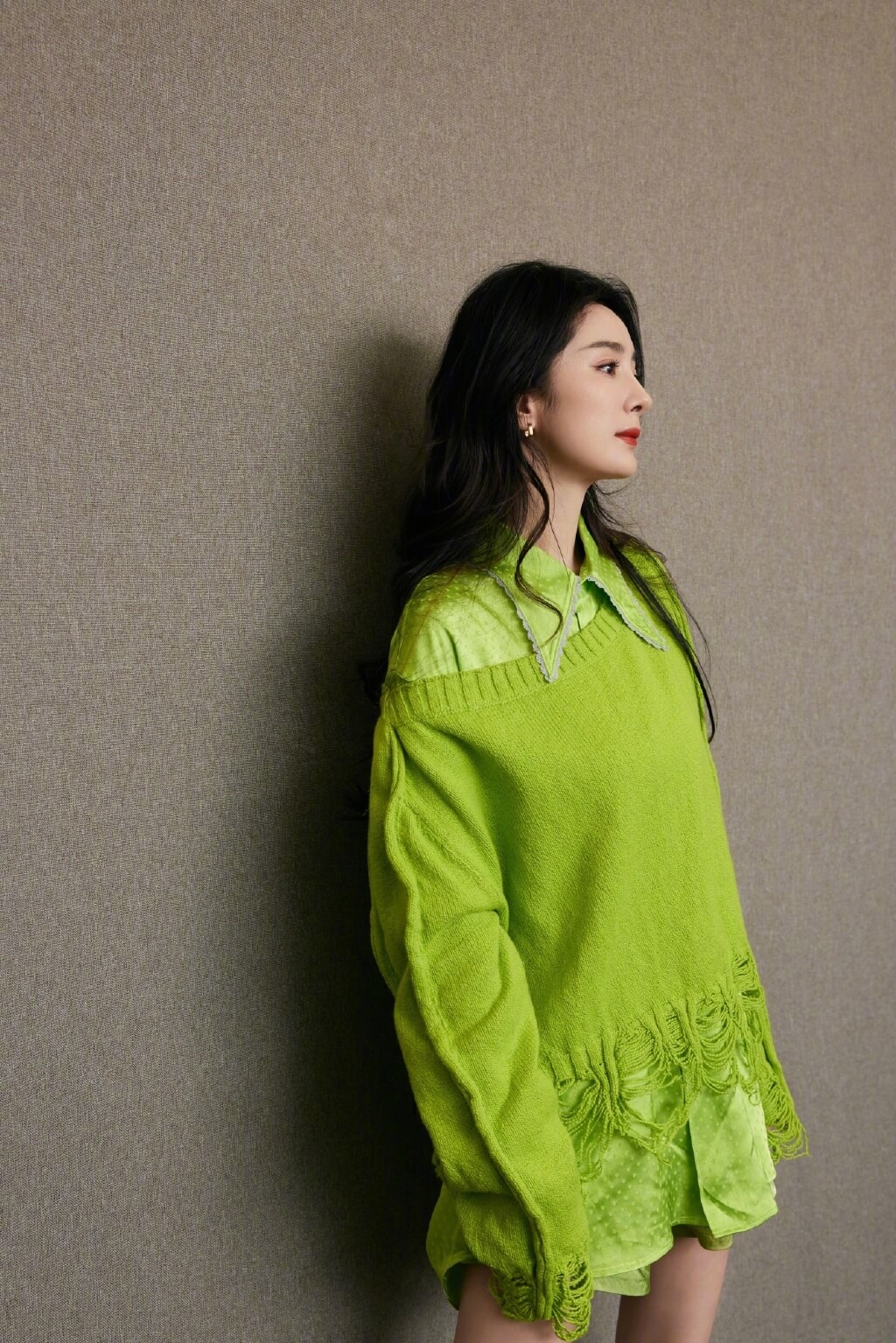 杨幂下衣失踪新玩法！荧光绿显白靠这三点