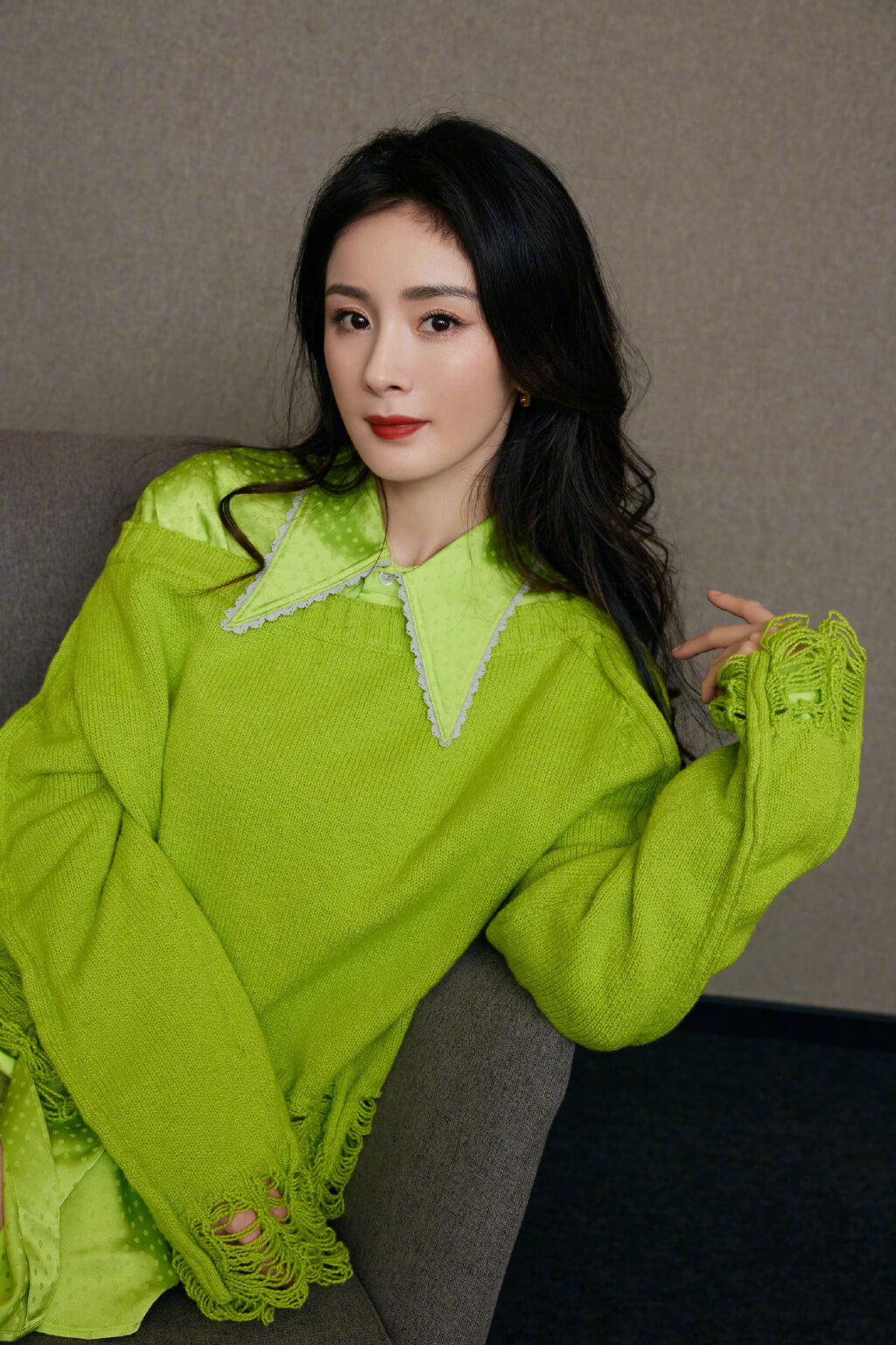 杨幂下衣失踪新玩法!荧光绿显白靠这三点