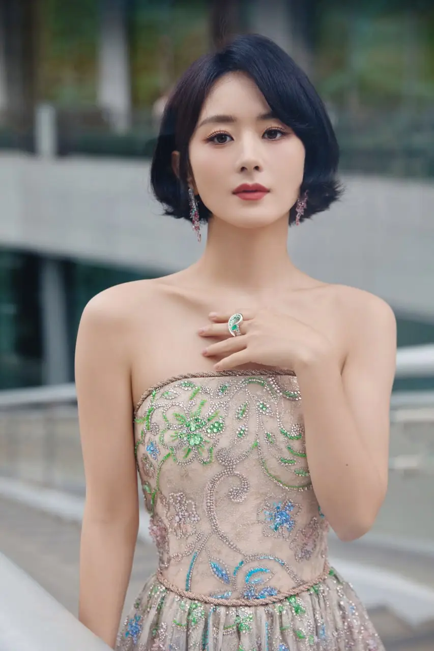 赵丽颖的时尚觉醒:从“甜妹”到“东方缪斯”,普通人的美学蜕变启示录