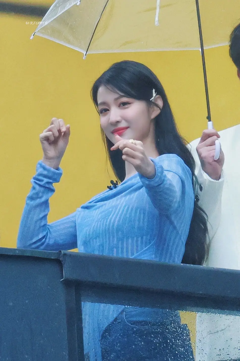 王楚然把纯欲焊死在肩上了！蓝毛衣露3cm锁骨杀疯热搜：今年斩男套路是装邻家妹妹？