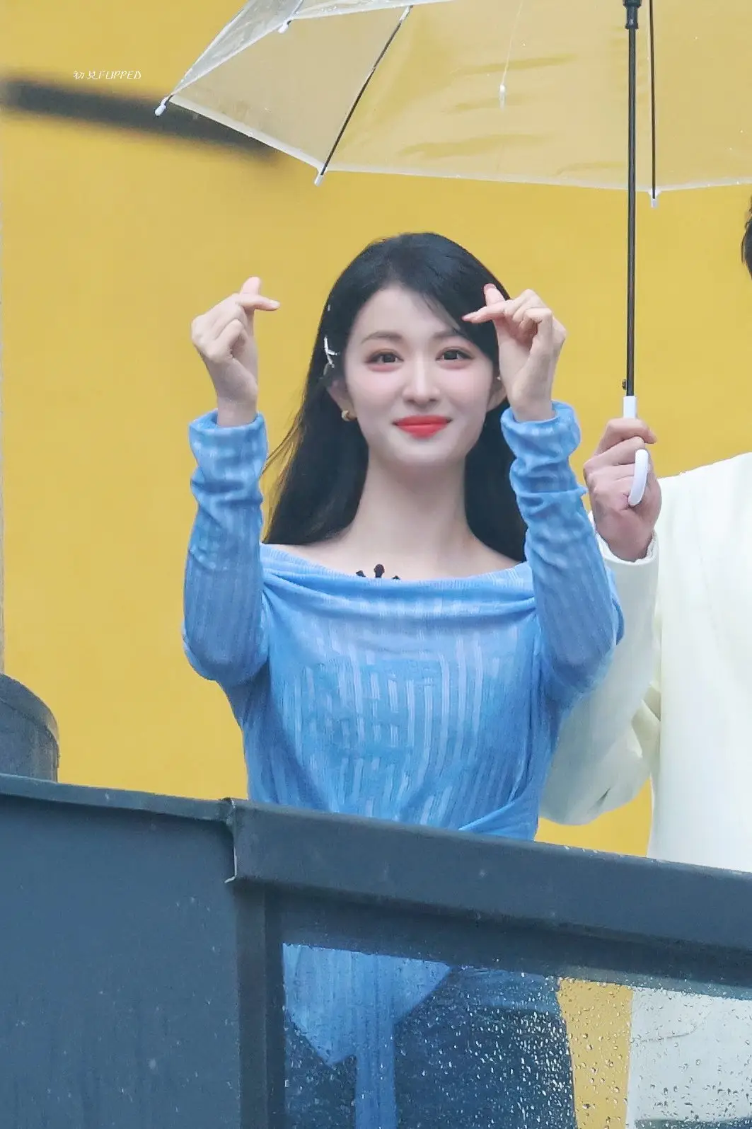 王楚然把纯欲焊死在肩上了!蓝毛衣露3cm锁骨杀疯热搜:今年斩男套路是装邻家妹妹?