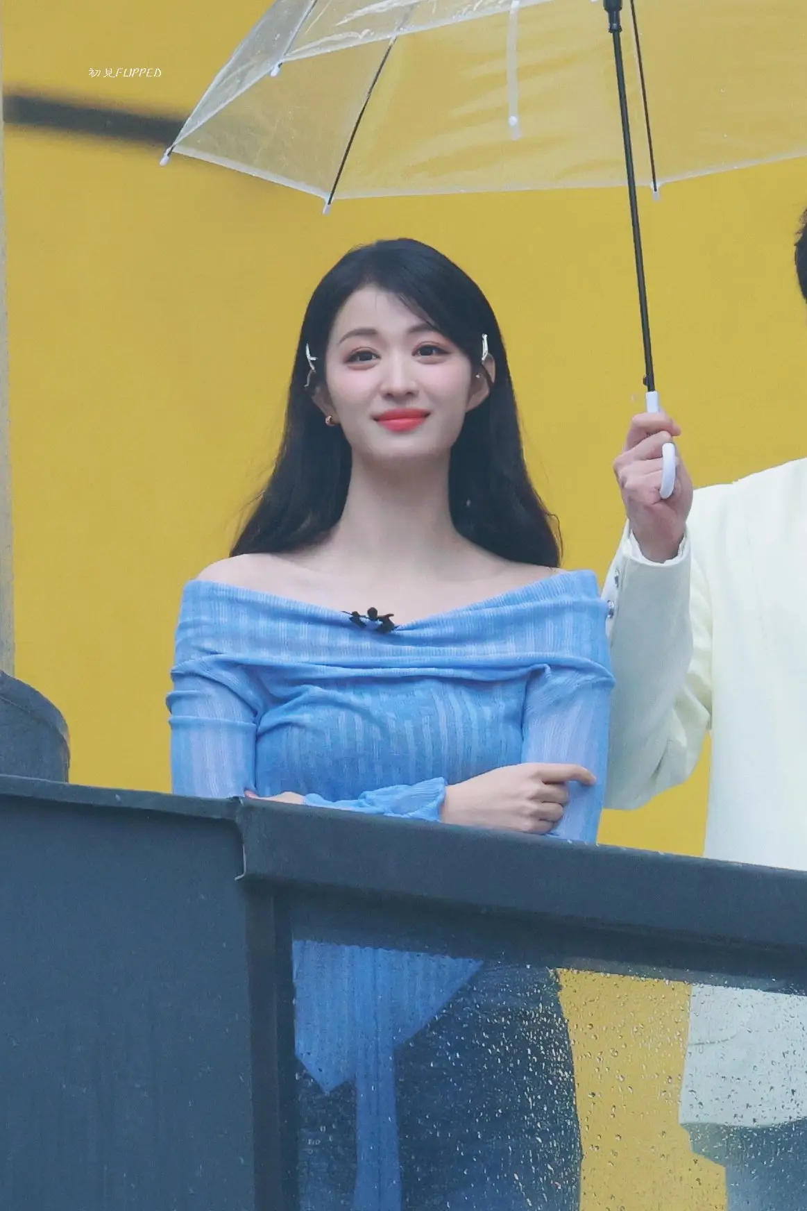 王楚然把纯欲焊死在肩上了！蓝毛衣露3cm锁骨杀疯热搜：今年斩男套路是装邻家妹妹？