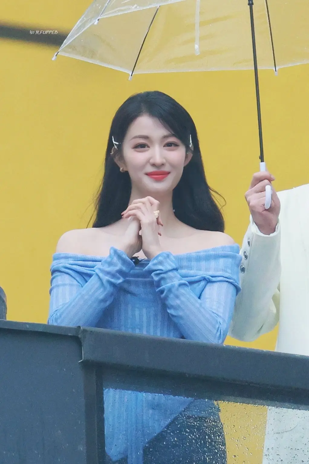 王楚然把纯欲焊死在肩上了!蓝毛衣露3cm锁骨杀疯热搜:今年斩男套路是装邻家妹妹?