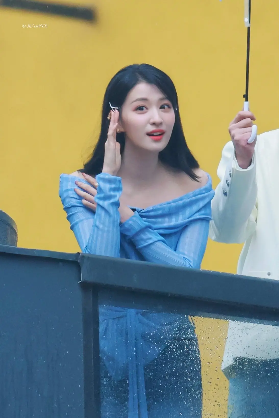 王楚然把纯欲焊死在肩上了!蓝毛衣露3cm锁骨杀疯热搜:今年斩男套路是装邻家妹妹?