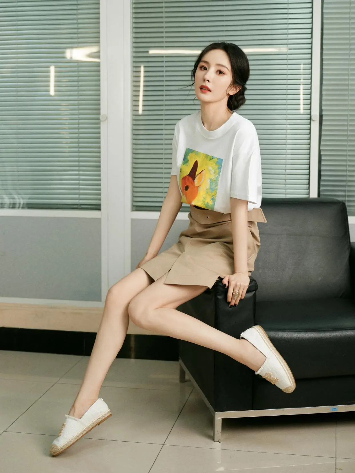 杨幂的逆龄密码,竟是靠这3件基础款?普通人秒get的无龄感穿搭教科书