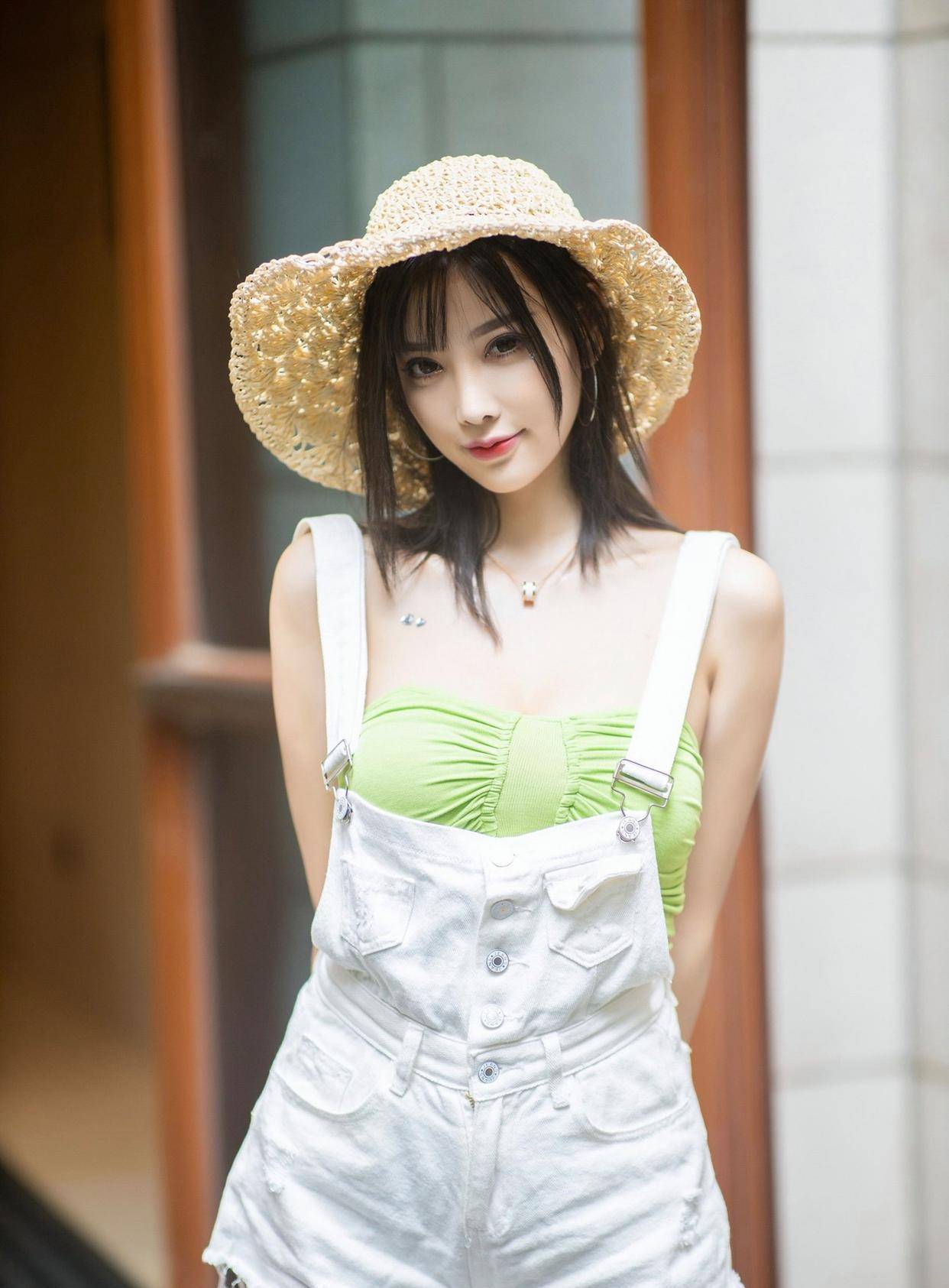 杨晨晨白背带短裙配绿抹胸清新优雅,网友:时尚感溢出屏幕-1 杨晨晨白背带短裙配绿抹胸清新优雅,网友:时尚感溢出屏幕