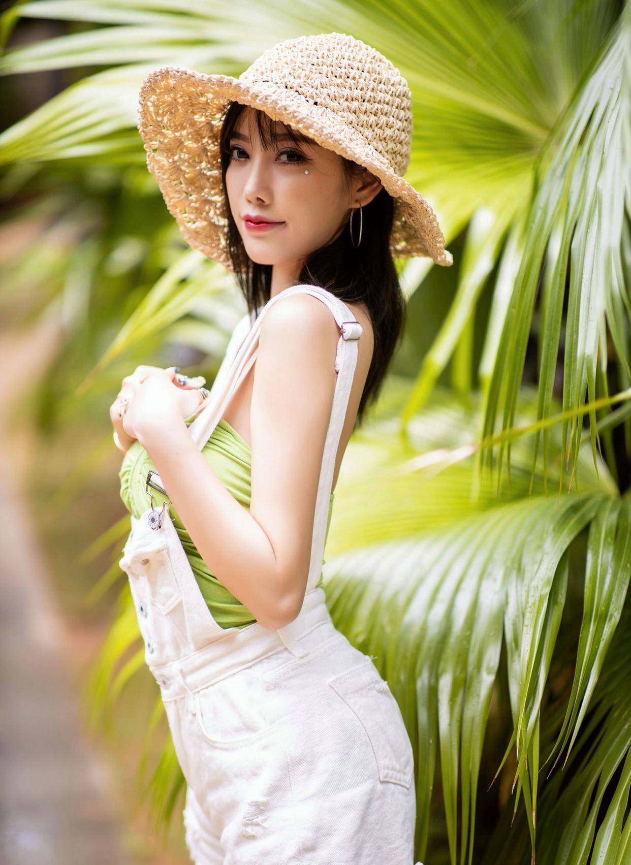 杨晨晨白背带短裙配绿抹胸清新优雅,网友:时尚感溢出屏幕-2 杨晨晨白背带短裙配绿抹胸清新优雅,网友:时尚感溢出屏幕