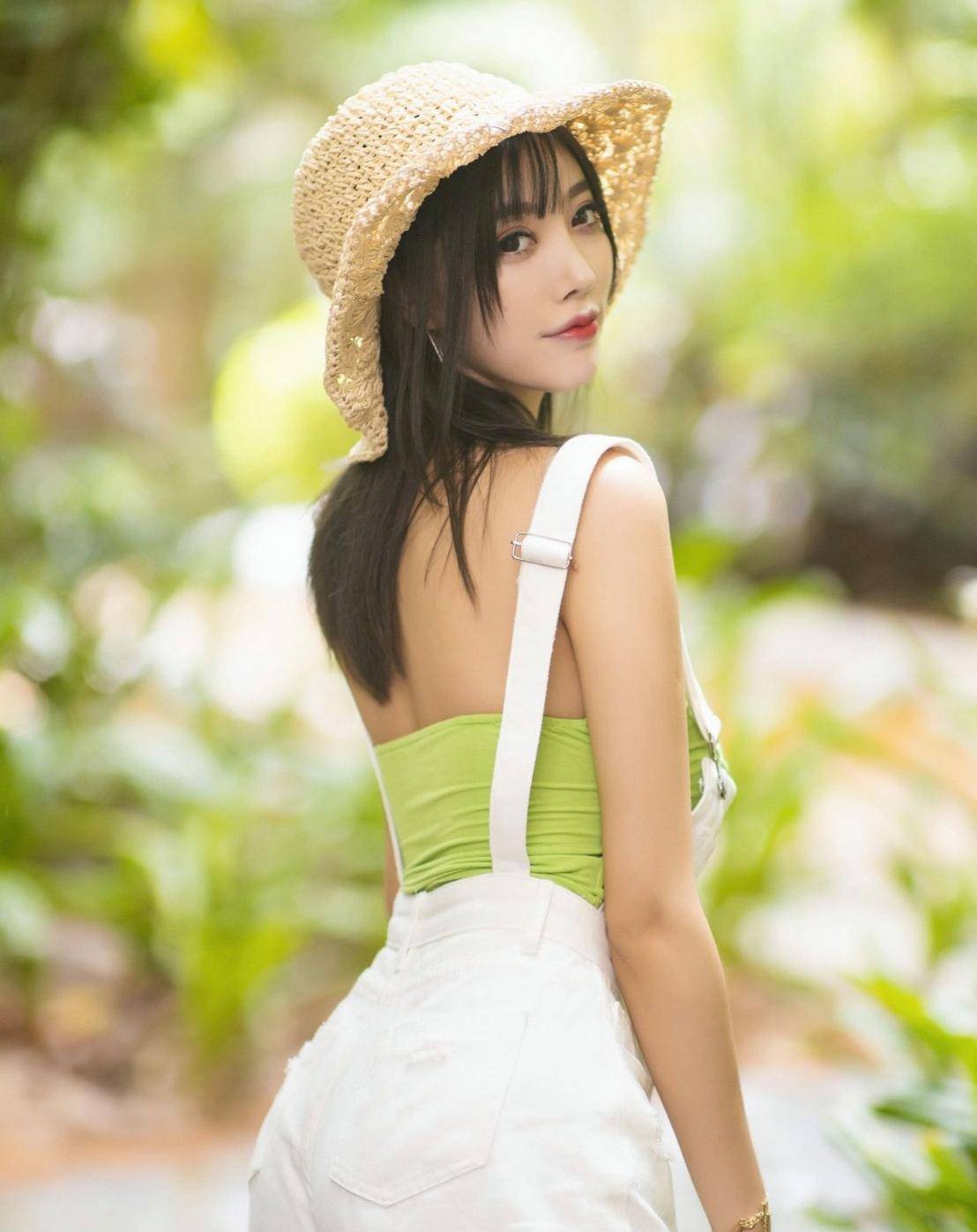 杨晨晨白背带短裙配绿抹胸清新优雅,网友:时尚感溢出屏幕-3 杨晨晨白背带短裙配绿抹胸清新优雅,网友:时尚感溢出屏幕