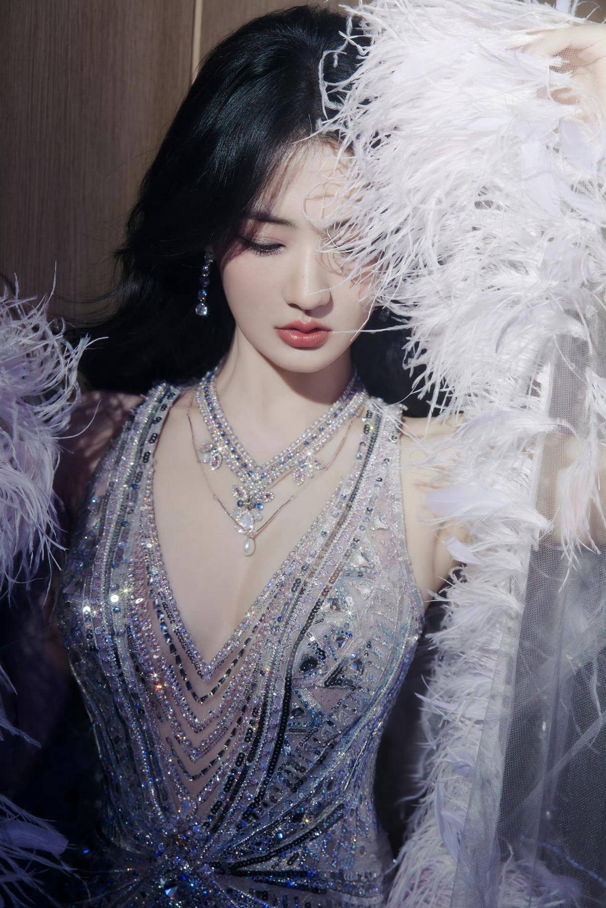 徐璐亮片羽毛裙惊艳现身，高贵气质尽显美到让人移不开眼-1