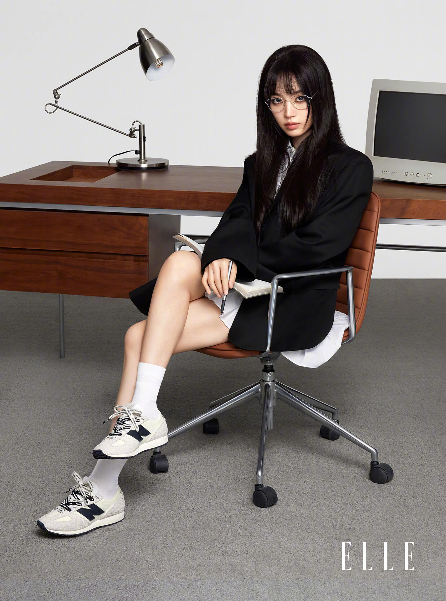 田曦薇登《ELLE》杂志封面，展现自己的另一面