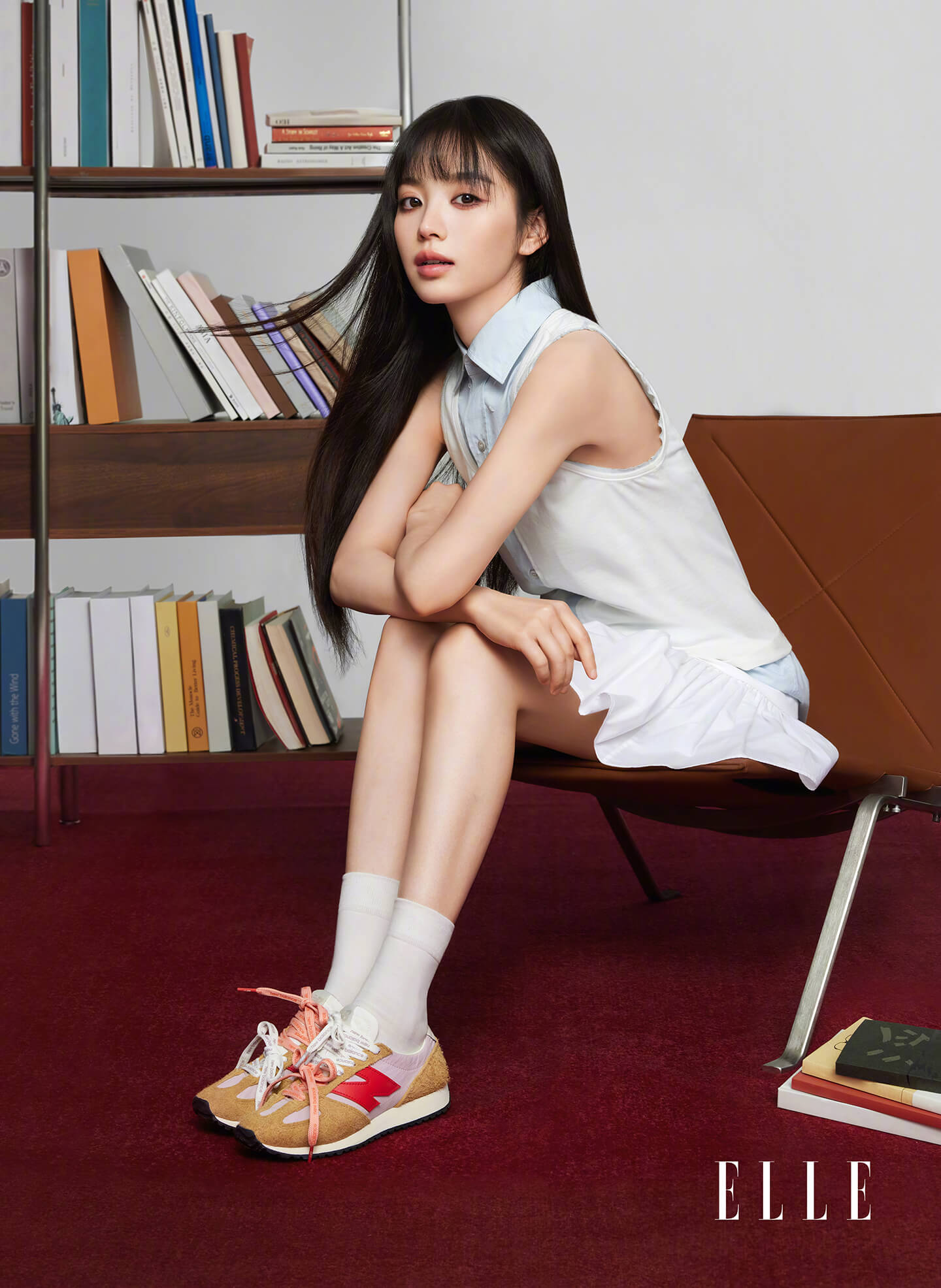 田曦薇登《ELLE》杂志封面，展现自己的另一面