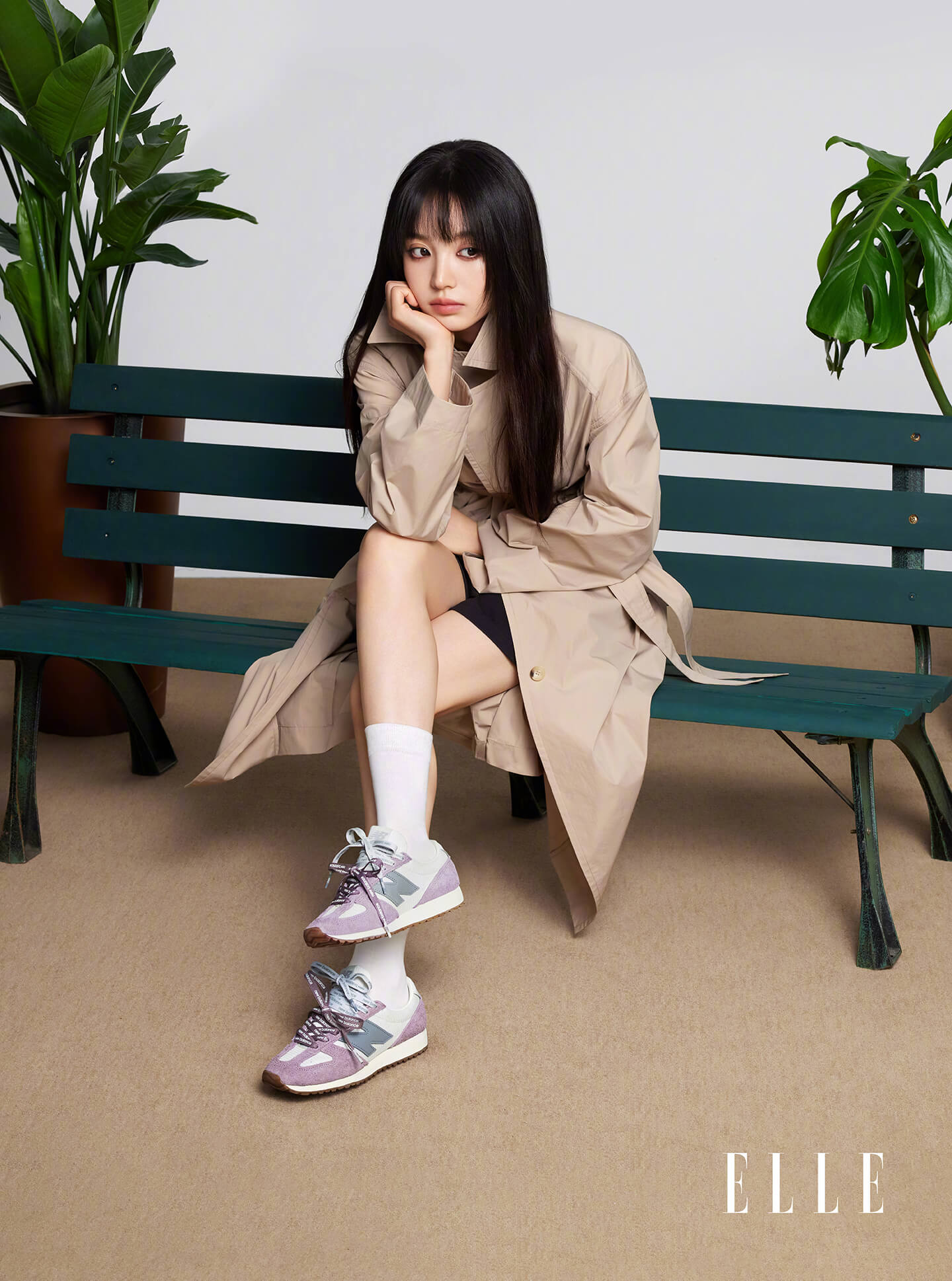 田曦薇登《ELLE》杂志封面，展现自己的另一面