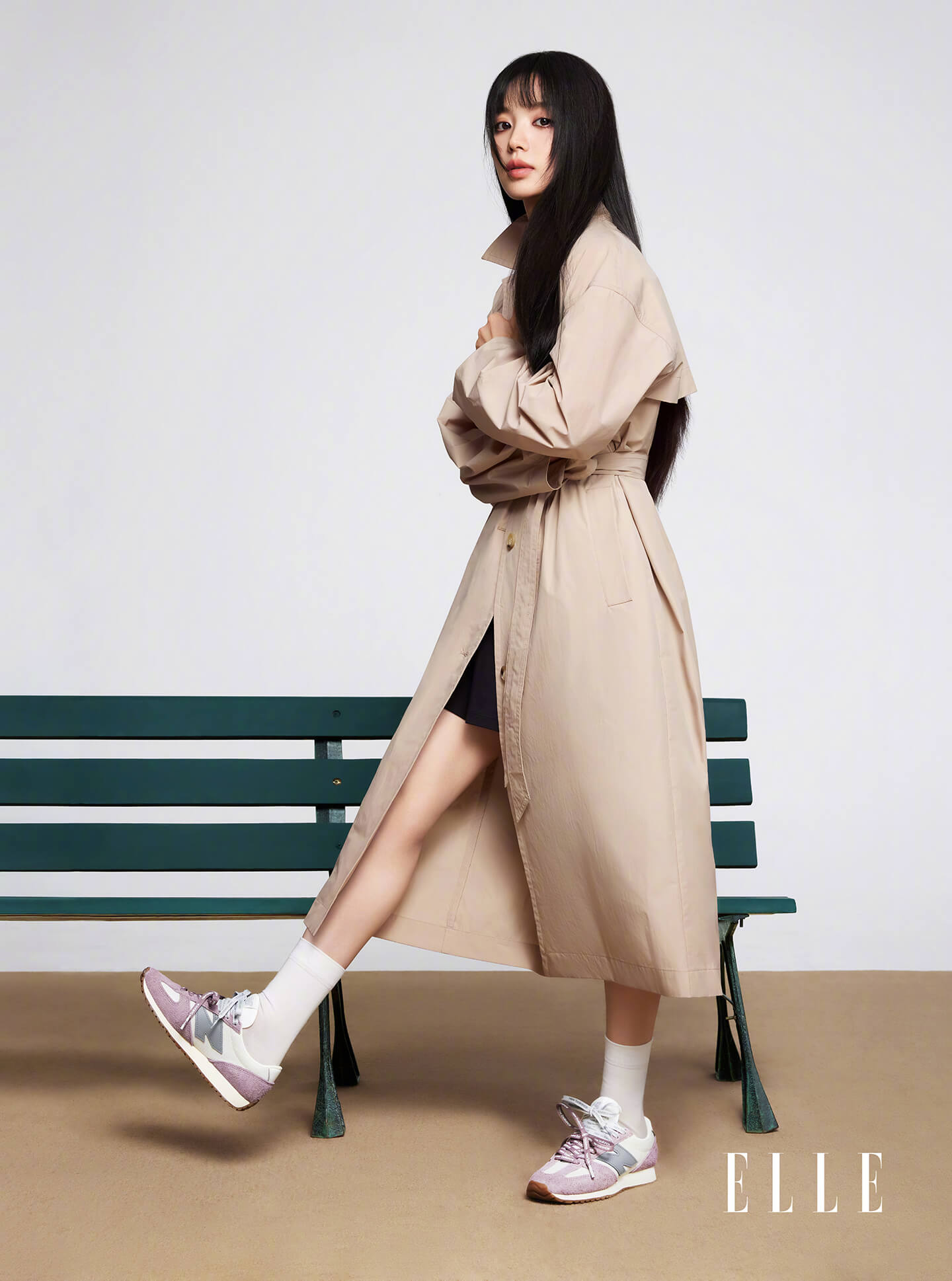 田曦薇登《ELLE》杂志封面，展现自己的另一面