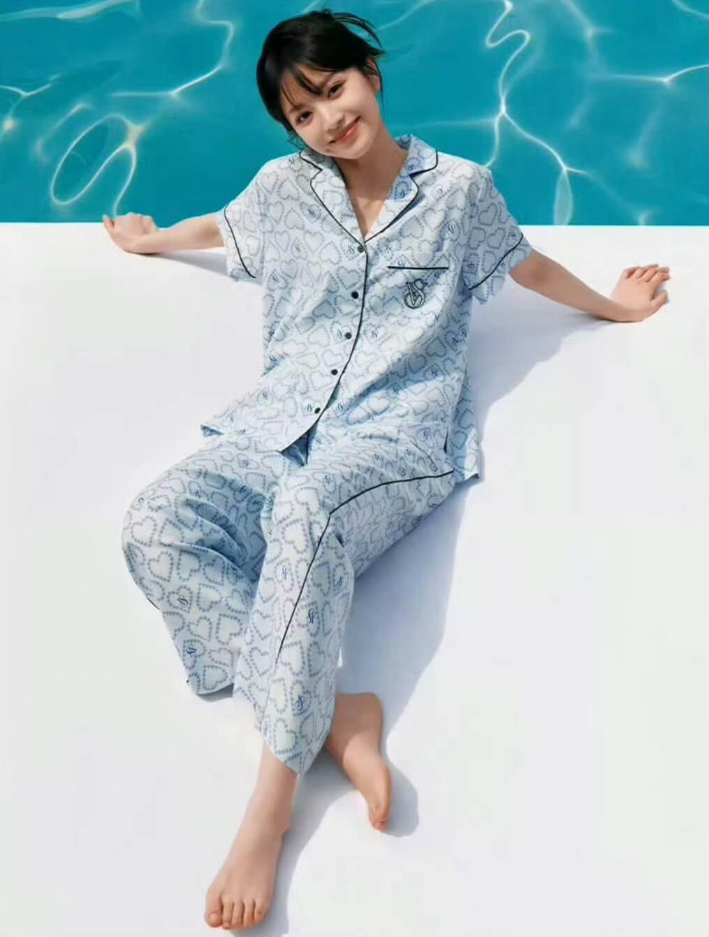 田曦薇维密居家大片爆火！普通人如何抄出"毫不费力"的时尚感？