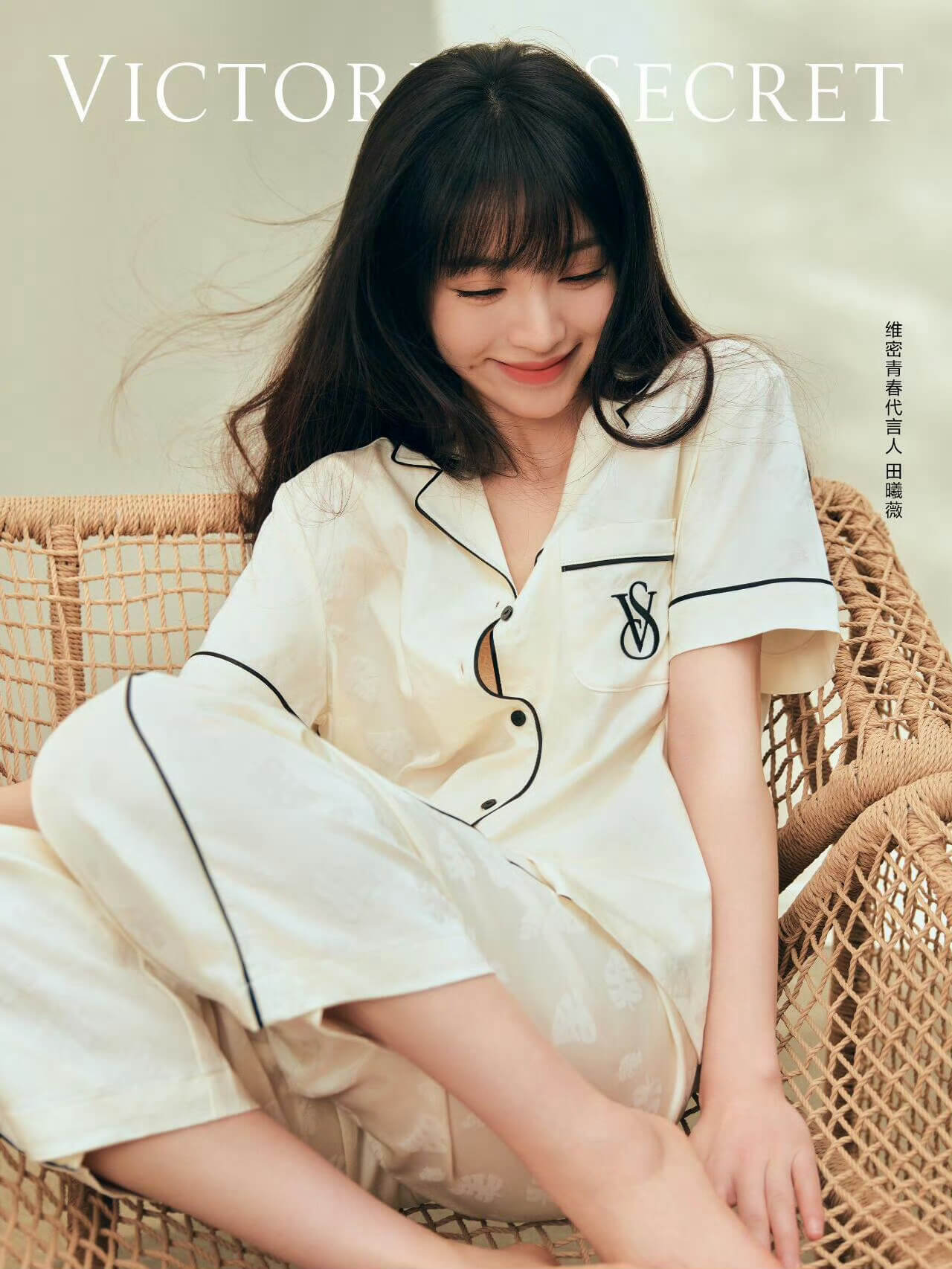 田曦薇维密居家大片爆火!普通人如何抄出"毫不费力"的时尚感?