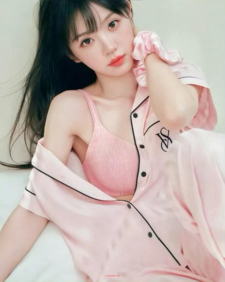 田曦薇维密居家大片爆火！普通人如何抄出"毫不费力"的时尚感？