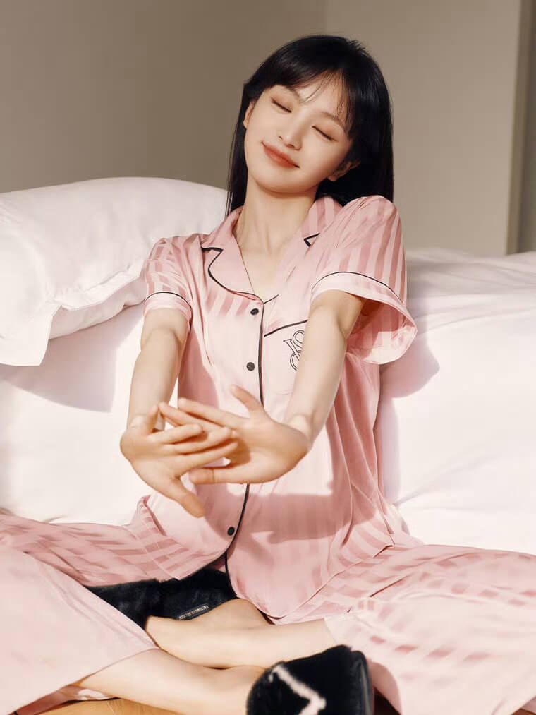 田曦薇维密居家大片爆火!普通人如何抄出"毫不费力"的时尚感?