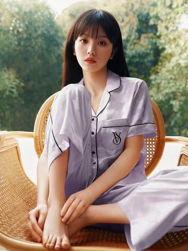 田曦薇维密居家大片爆火!普通人如何抄出"毫不费力"的时尚感?