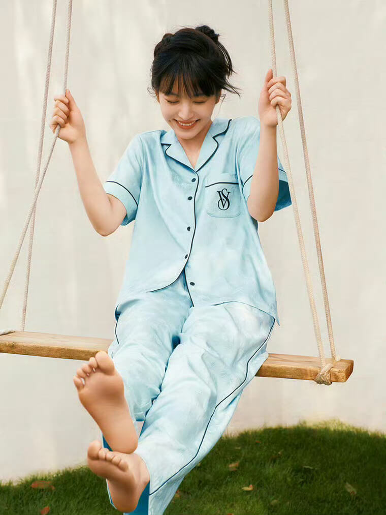 田曦薇维密居家大片爆火！普通人如何抄出"毫不费力"的时尚感？