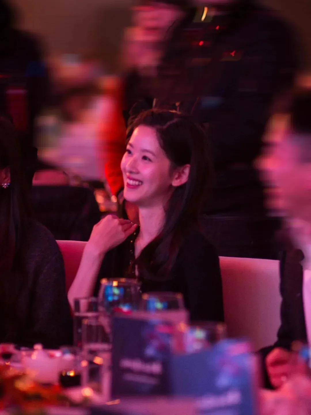 章泽天跟刘强东现身高端聚会,即使没化妆气质也不寡淡,一副老板娘的架势!-4 章泽天跟刘强东现身高端聚会,即使没化妆气质也不寡淡,一副老板娘的架势!