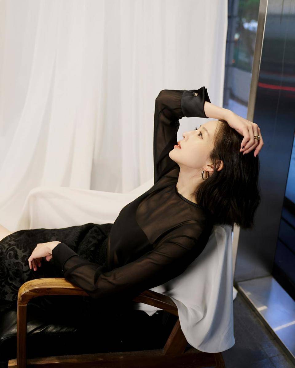 30+熟龄魅力!黑色薄纱上衣邂逅鱼尾半身裙,张钧甯曲线逆天-1 30+熟龄魅力!黑色薄纱上衣邂逅鱼尾半身裙,张钧甯曲线逆天