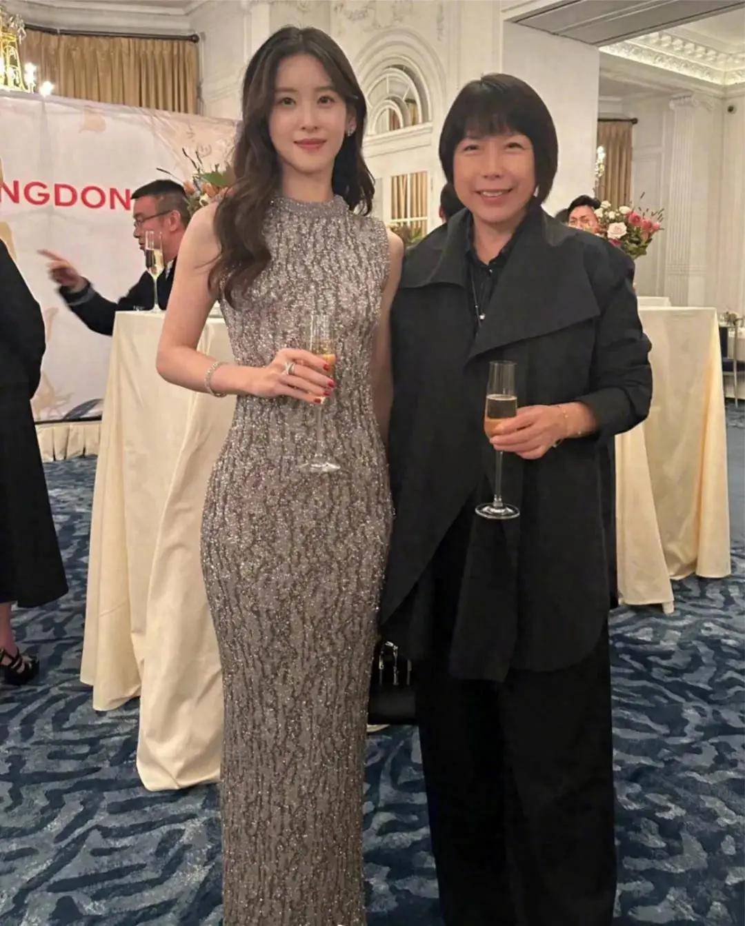 章泽天跟刘强东现身高端聚会,即使没化妆气质也不寡淡,一副老板娘的架势!-7 章泽天跟刘强东现身高端聚会,即使没化妆气质也不寡淡,一副老板娘的架势!