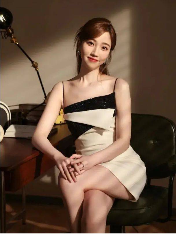 33岁张纯烨半熟恋人中穿黑白拼接吊带裙,网友直呼穿搭天花板!-1 33岁张纯烨半熟恋人中穿黑白拼接吊带裙,网友直呼穿搭天花板!