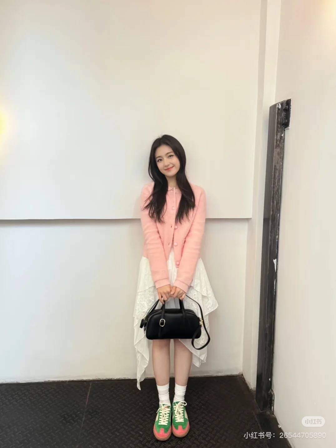 一张初恋脸的她，着装风格更是会拿捏浅淡色系，整个人都甜美可人！-10