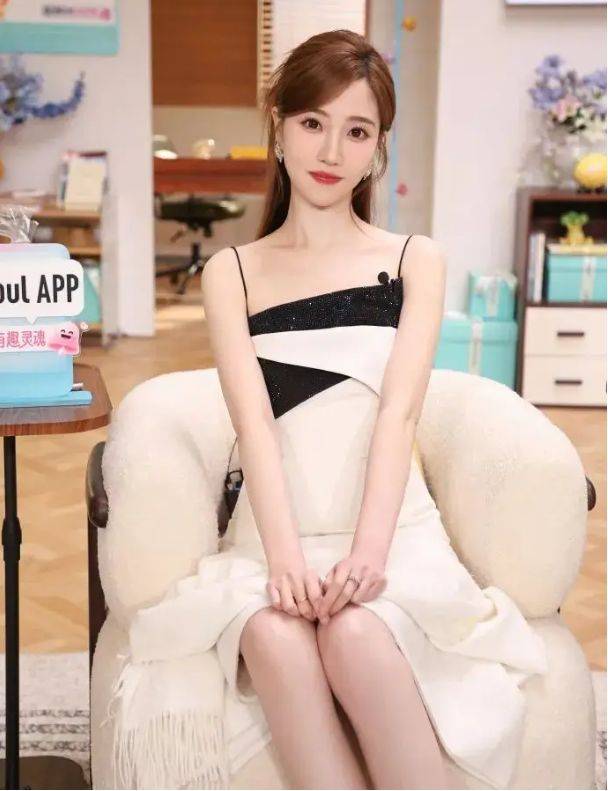 33岁张纯烨半熟恋人中穿黑白拼接吊带裙,网友直呼穿搭天花板!-2 33岁张纯烨半熟恋人中穿黑白拼接吊带裙,网友直呼穿搭天花板!