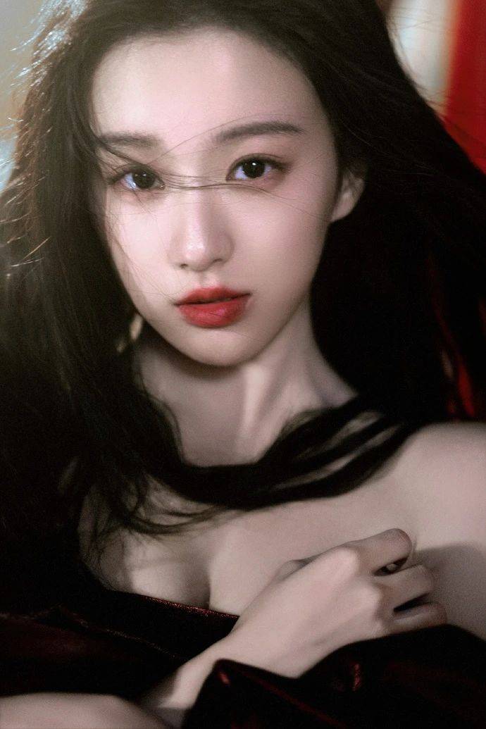 包上恩：红色抹胸裙纯欲天花板，肤白貌美大长腿，这身材我直接看呆！