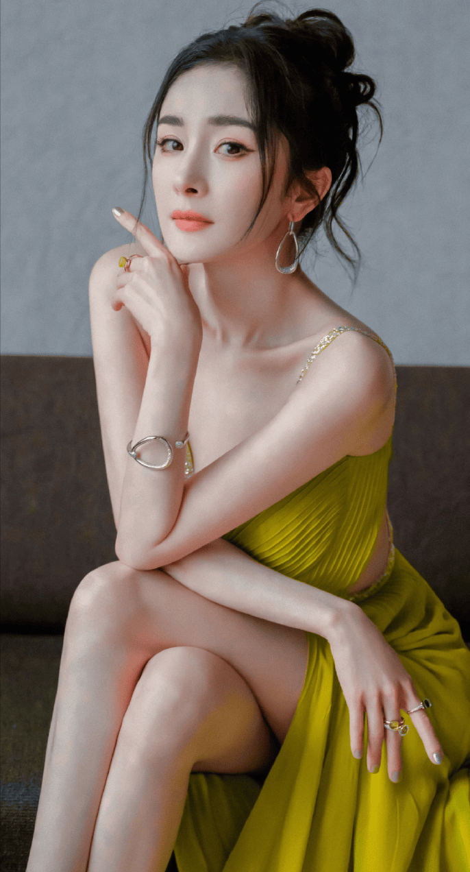 杨幂的露背杀是性感的天花板！谁看了不说一声绝？-7