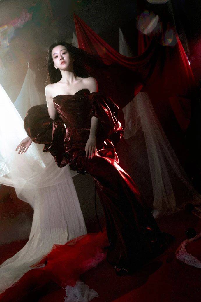 包上恩：红色抹胸裙纯欲天花板，肤白貌美大长腿，这身材我直接看呆！