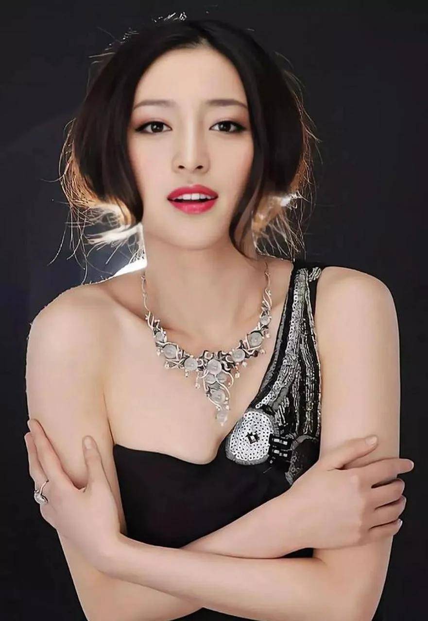 “潘金莲”甘婷婷写真露出事业线！既风情万种又性感火辣