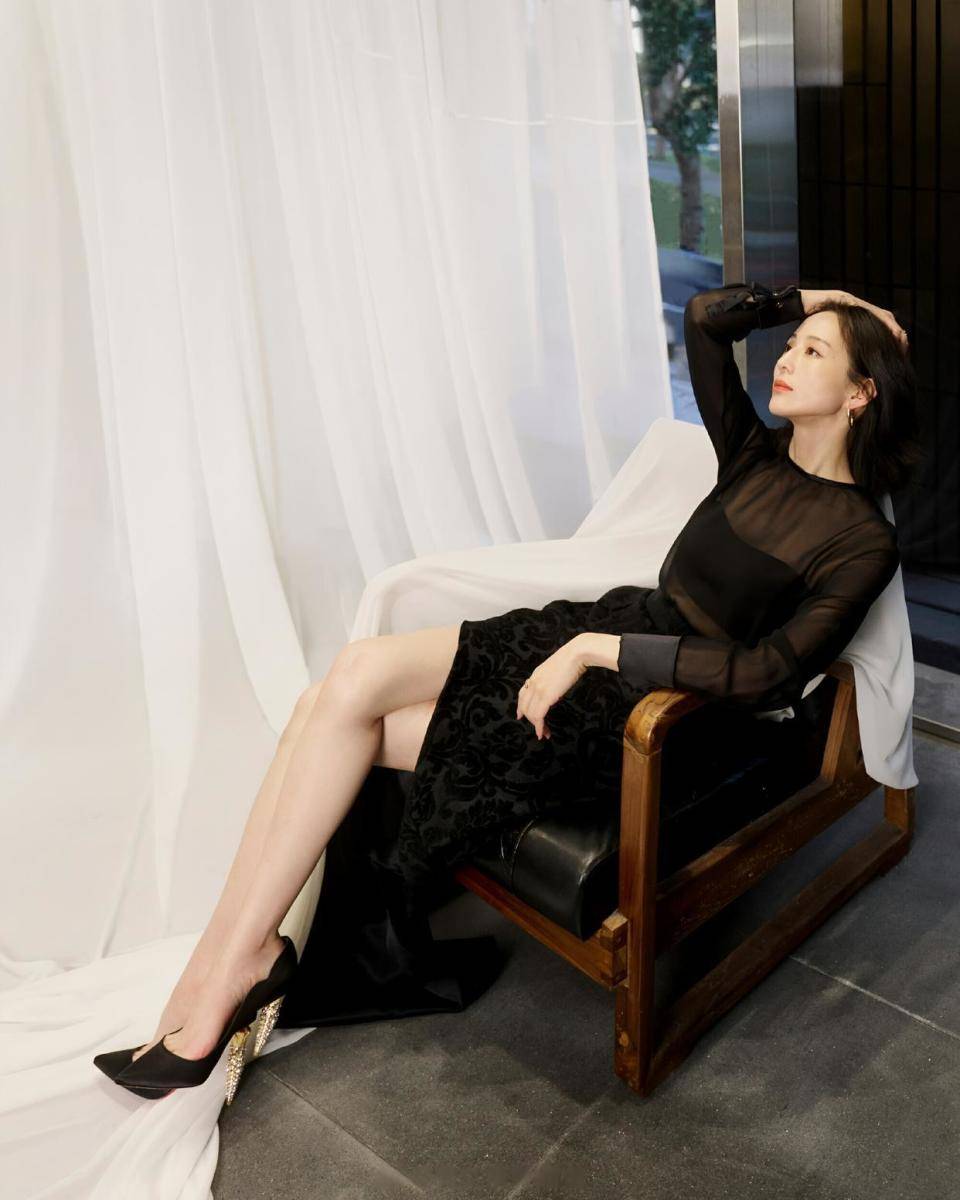 30+熟龄魅力!黑色薄纱上衣邂逅鱼尾半身裙,张钧甯曲线逆天-1 30+熟龄魅力!黑色薄纱上衣邂逅鱼尾半身裙,张钧甯曲线逆天