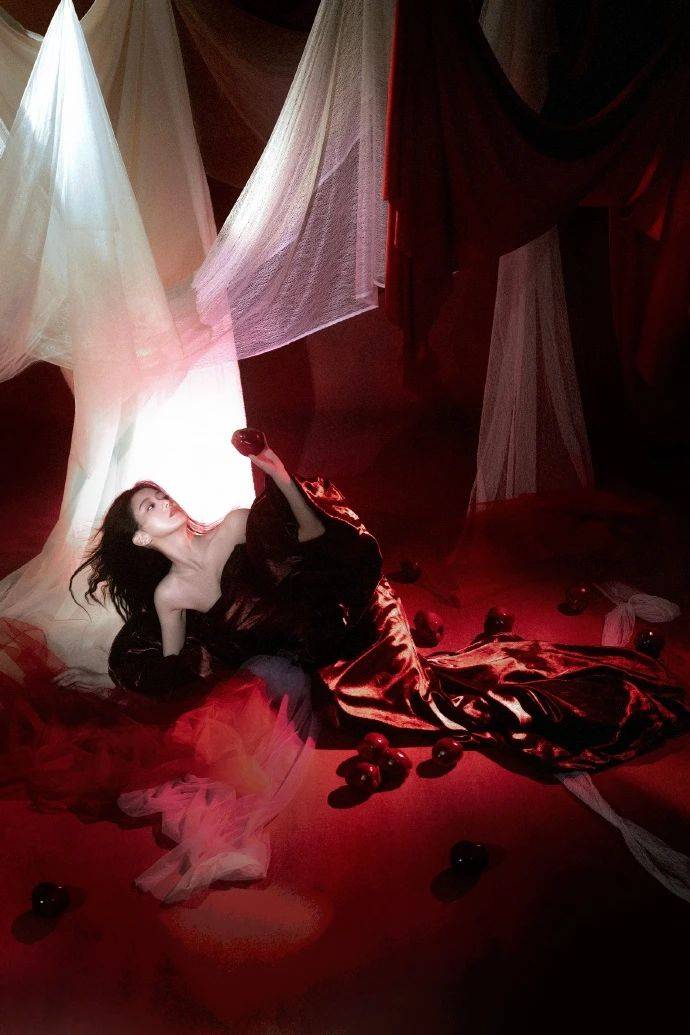 包上恩：红色抹胸裙纯欲天花板，肤白貌美大长腿，这身材我直接看呆！