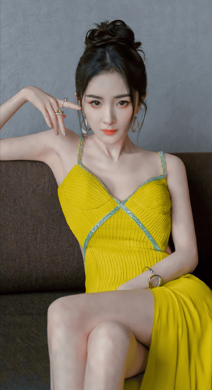 杨幂的露背杀是性感的天花板！谁看了不说一声绝？-2